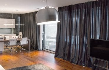 dlouhá kolejnice na závěsy